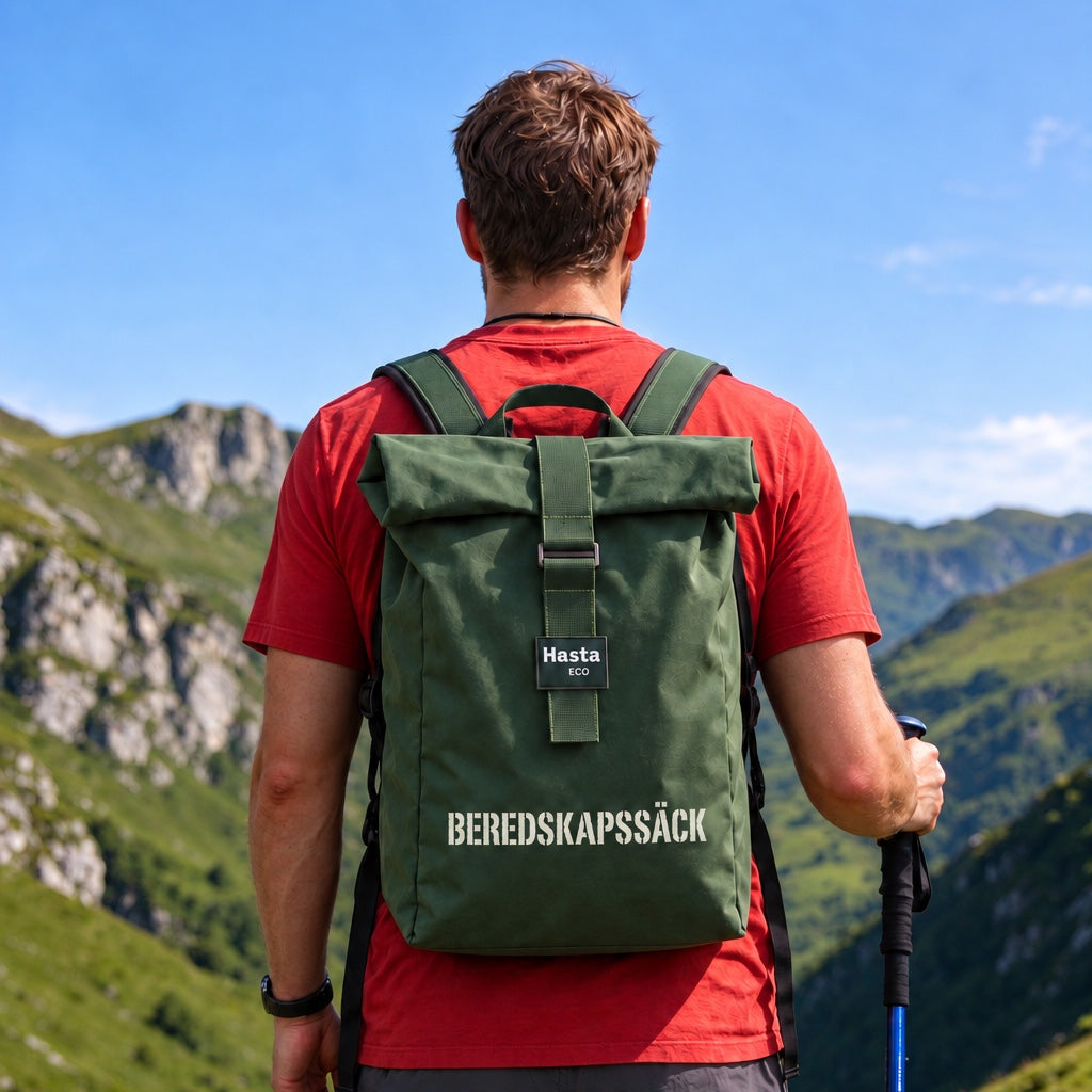 Vandrare med Hasta Eco beredskapssäck på ryggen i fjällen